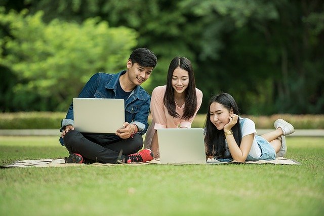 Ausländische Studieninteressierte orientieren sich am Laptop